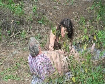 Mature Climax - 100% Mature Videos: 若い女性がセックスのために老夫婦に加わる