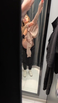 나는 옷을 구입하고 있었고, 점원이 탈의실에서 나를 염탐했고, 교대가 끝날 때 나는 그가 그의 자지를 빨기를 기다렸다.