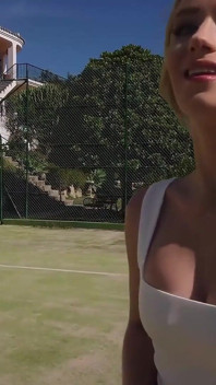 Sexy loira Karina King chupa seu pau duro em uma cena de sexo em primeiro plano