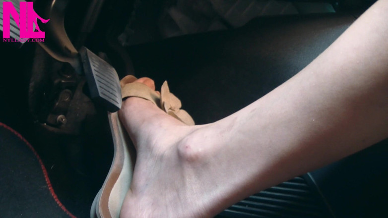 Nyllady: Louco pedal descalça bombeando no caminho alto