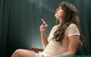 Wicked Smoking Stepmothers: クーガー熟女は煙草を吸い、自慰行為をし、ポーズをとる