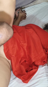 Indiancă desi bhabhi în rochie roșie futându-se tare