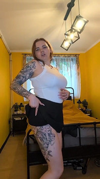 İri göğüslü üvey anne striptiz yapıyor ve kendine dokunuyor