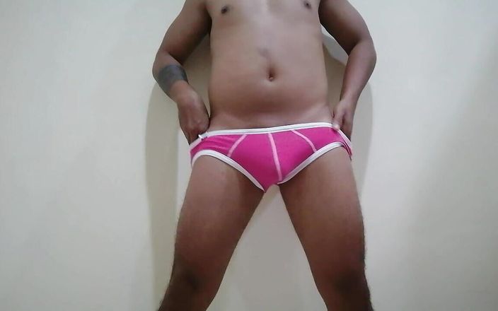 Armon Leo: Sous-vêtements pinky en show.