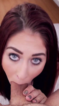빨간 머리 밀프 Stacie Bloom POV 오럴과 정액 삼키기