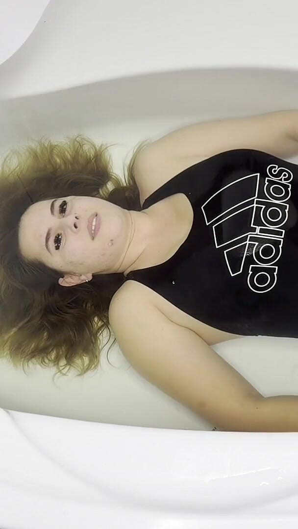 Sexy_Emeli: Trem comigo para segurar a respiração debaixo d'água