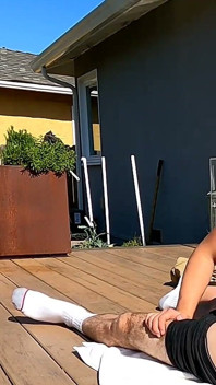 Il ragazzo sorprende il patrigno si spoglia e lo succhia all'aperto