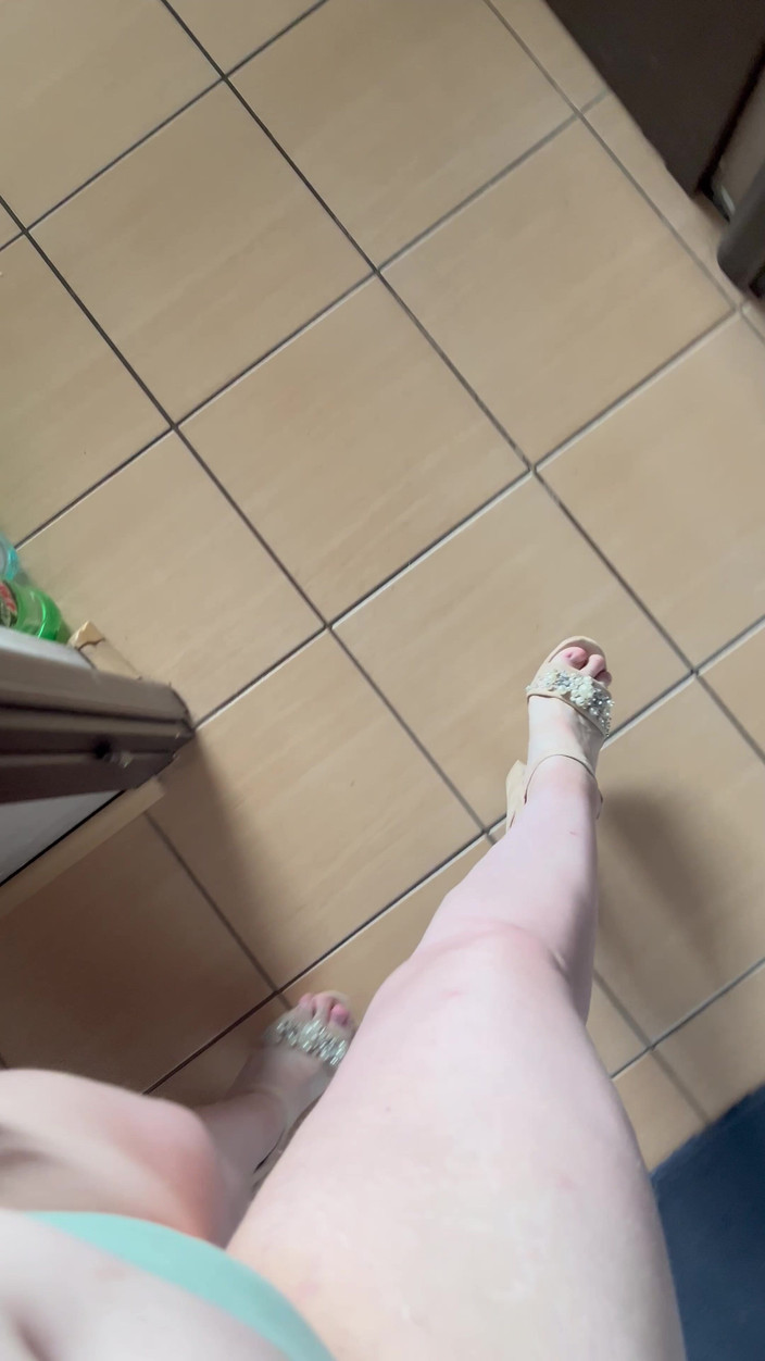 Feet: POV: 아파트에서 발 뒤꿈치를 걷는 중