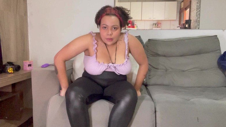 Cutiepiie Chubby: BBW Peri0d Prdí na lesklých legínách při sledování televize