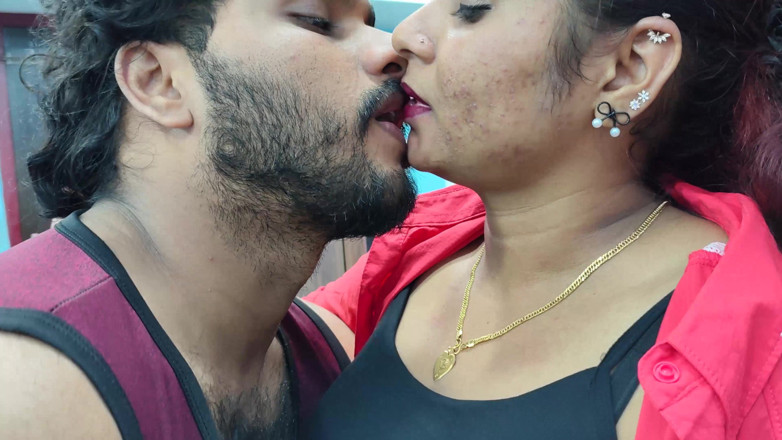 Vaigavarun45: Bacio sul collo tette stampa bacio romanticismo in camicia e...