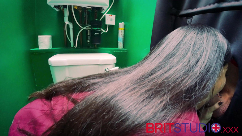 Brit Studio: Une Asiatique suce une bite au gloryhole