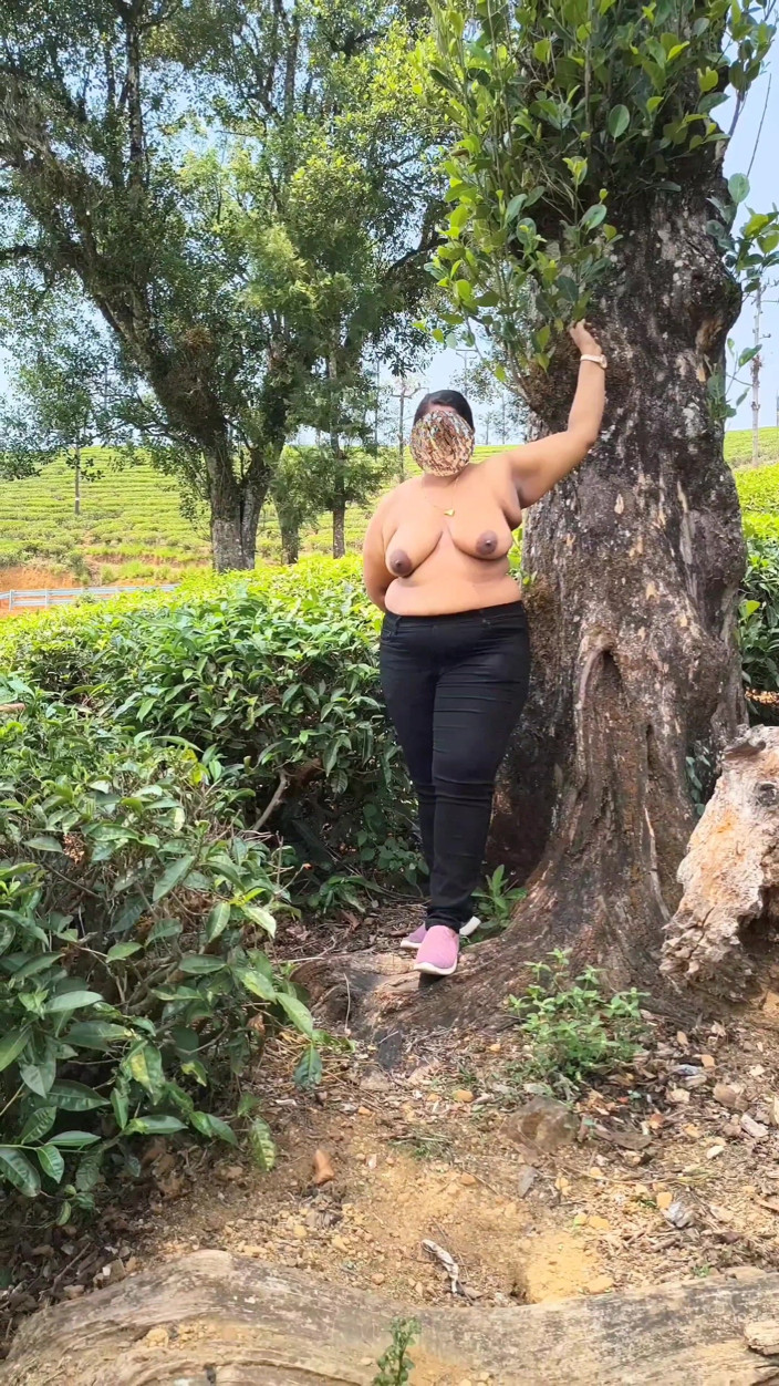 Anne Ipe: Vợ Ấn Độ thưởng thức buổi biểu diễn khỏa thân tại ban...