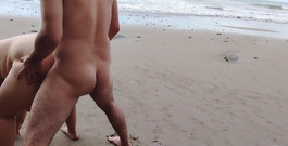 Stepmom_with_big_tits: Ibu tiriku yang aduhai bikin aku oral di pantai yang...