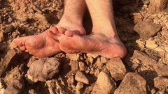 Manlyfoot: Špinavé zaprášené velké mužské nohy - bosá chůze po australském Marsu...
