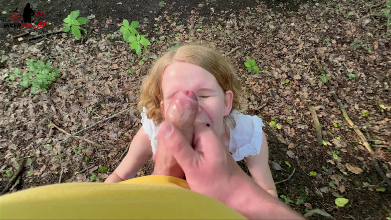 Bikergirl_97: Passeggiata nella foresta con sperma facciale e rischiosa