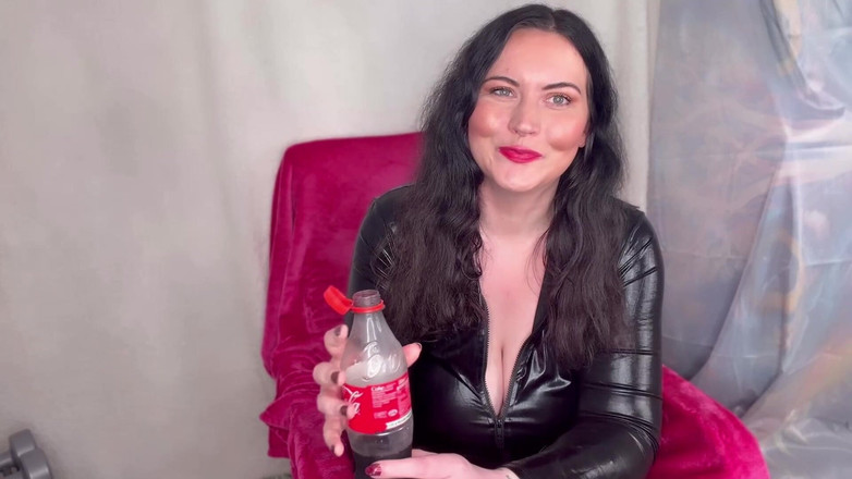 MissFFW: Miss Ffw享用一瓶可乐和打屁股