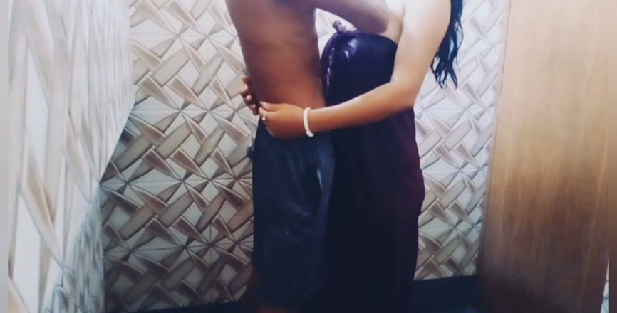 Teensex: Indiancă bhabi cu țâțe mari îmi arată pizda ei perfectă și mă lasă...