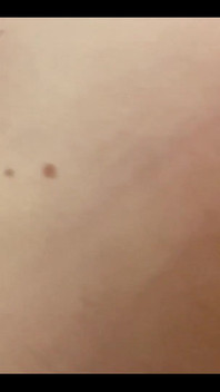 Spero che ti piaccia il mio grosso dildo rosso che scivola così facilmente nel culo