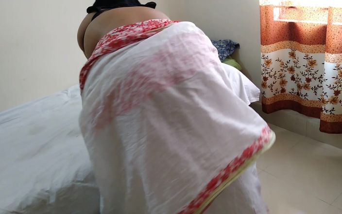 Aria Mia: Pakistani Hot Stepmom Gets Stuck While Sweeping Under the Bed...