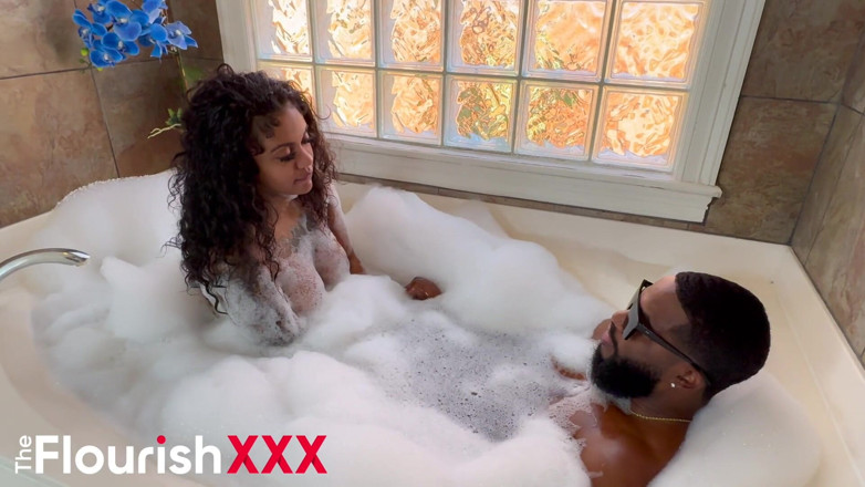 The Flourish XXX: Mochi G:s passion och massagebyblack