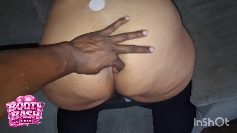 Sexpartyatl: On the Couch Phat Ass Anal Queen Grips Her Booty