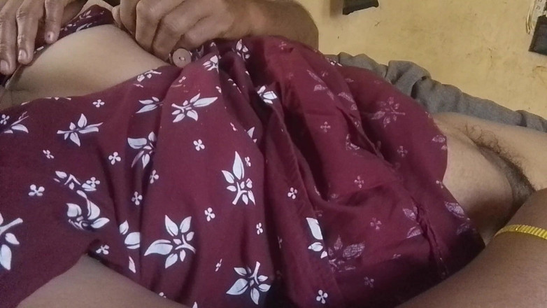 LEGSCOUPLE12: Mallu Girline Její manžel mačká a masíruje si prsa