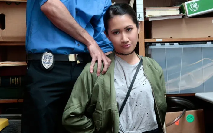Shop Lyfter: Asian stealer rammed by the guard
