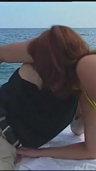 집에서 보트에서 콘돔으로 자지 따먹는 두 포르노 장면