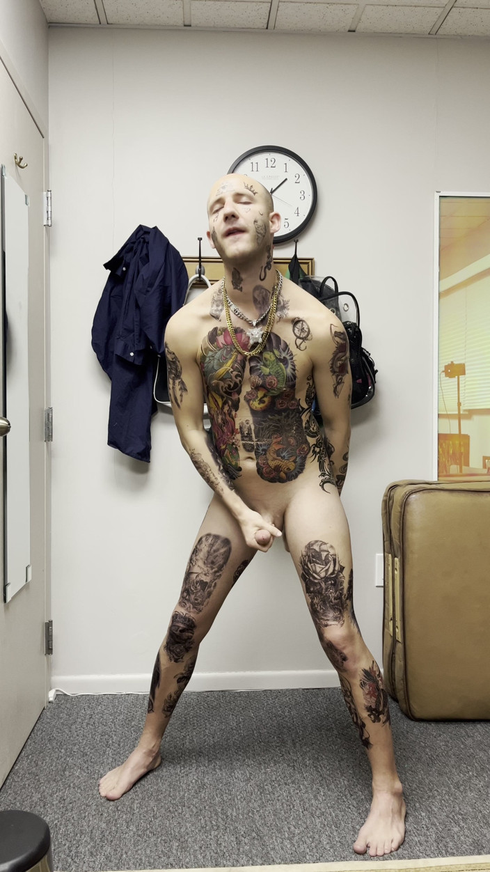 Straight ish Jake Grand: Ansikte tatuerad twink ryck medan dildo knullad