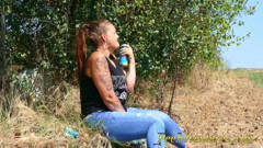 Pee Adventures: Mojar sus jeans en el calor al aire libre