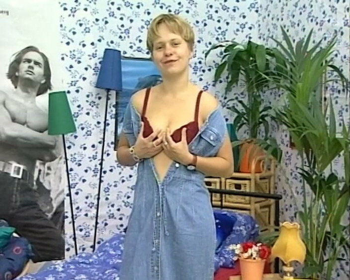 YOUR FIRST PORN: Malá sladká Conny