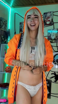 Halloween ep2 Runa Cosplay rokend en dansend voor jou