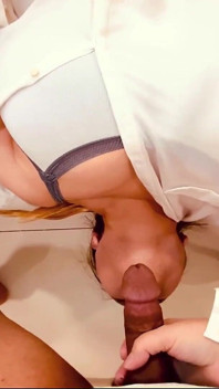 欲火中烧的继兄弟操继妹的嘴巴，让她的深喉射在她的嘴里隆起