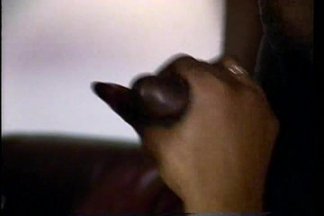 CBD Media Interracial: Nevinně vypadající africká kočka s chlupatou kundičkou dostane gangbang