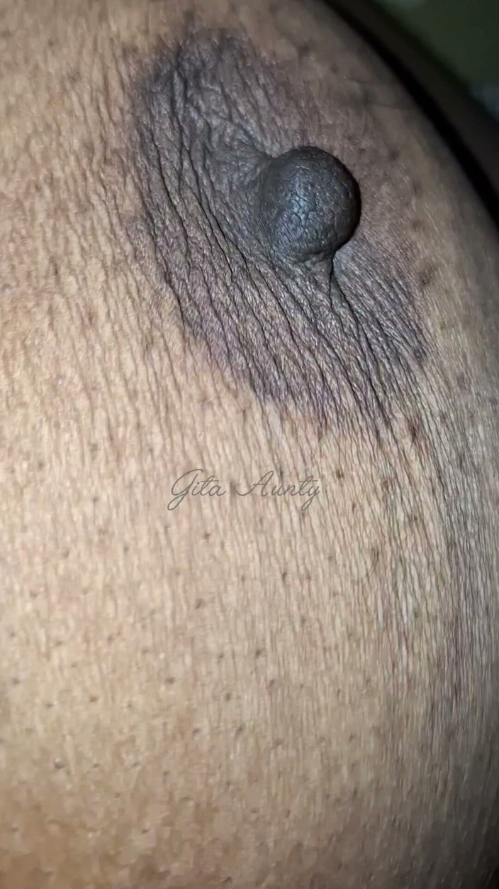 Indian aunty sex: Hintli kadınların cinsel organlarıyla oynama videoları