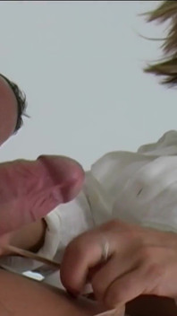 La sexy renee richards è vestita di nylon mentre prende un cazzone bianco con delle palle cazzone bianco in profondità e sborrata calda sulla sua figa bagnata