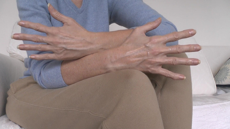 Lady Victoria Valente: Tangan dan kuku yang cantik dan elegan yang disampaikan oleh...