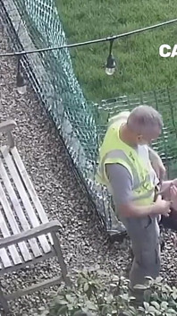 Telecamera di sicurezza catturato il vecchio capo maturo con il suo compagno di lavoro