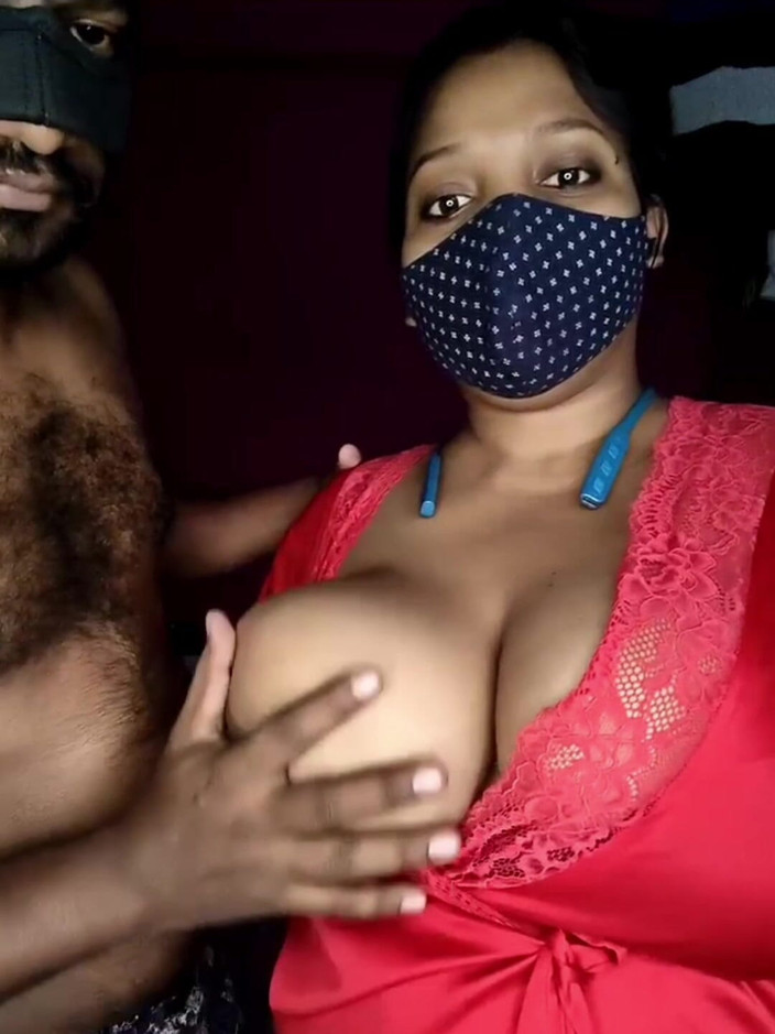 Queen7895: Show de seins énormes devant la caméra