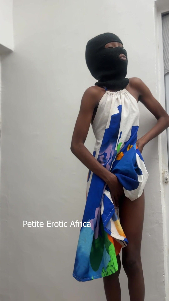 Petite Erotic Africa: Проникающая стоя худенькая
