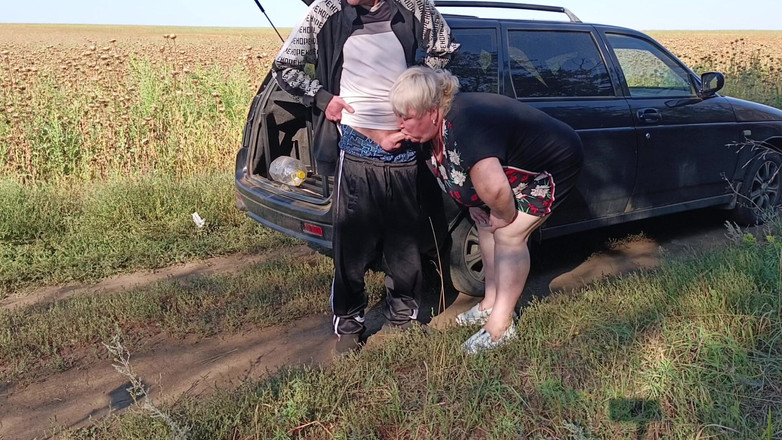 Zona901: Sąsiad trzyma mojego penisa, podczas gdy sikam, a następnie robi...