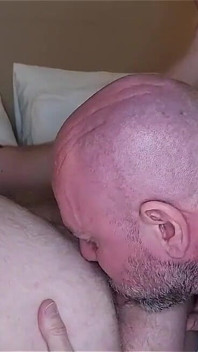 Muscle daddy prenha lontra ruiva