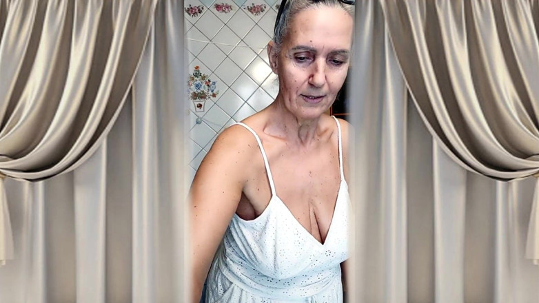 Lukerya: 热辣熟女lukerya穿着白色短裤在厨房里摇晃她的屁股，后入式和挑逗调情