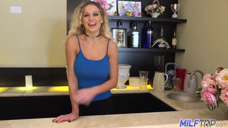 MILF Trip: MILF lapar mani Kenzie Taylor Bartender campurkan jus pepek dengan...