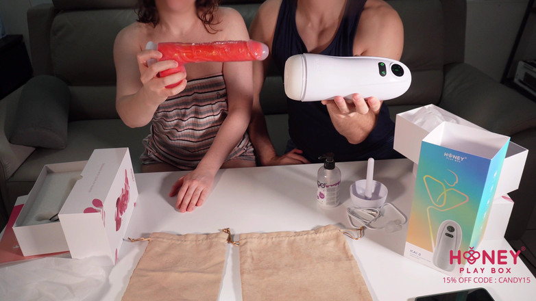 CloseUpCandy: サプライズで義理の妹とセックスする。彼女がハニープレイボックスでバイブレーターを使っている間に