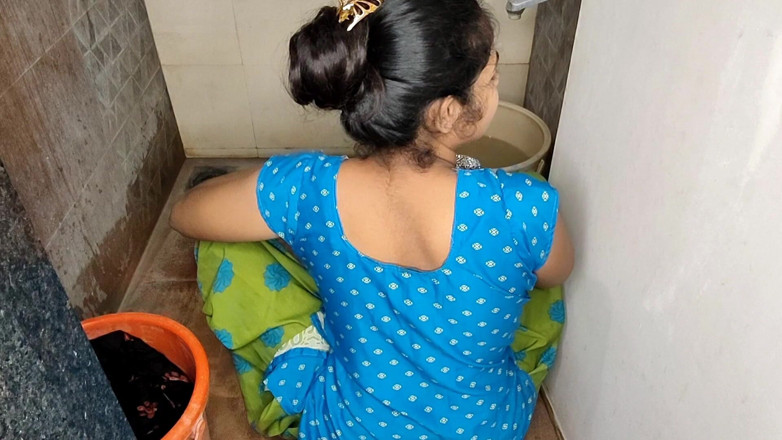 Sexy Komal: Anne, şu anda banyo yapmak istemiyorum, su çok soğuk, sessizce oturup burada...