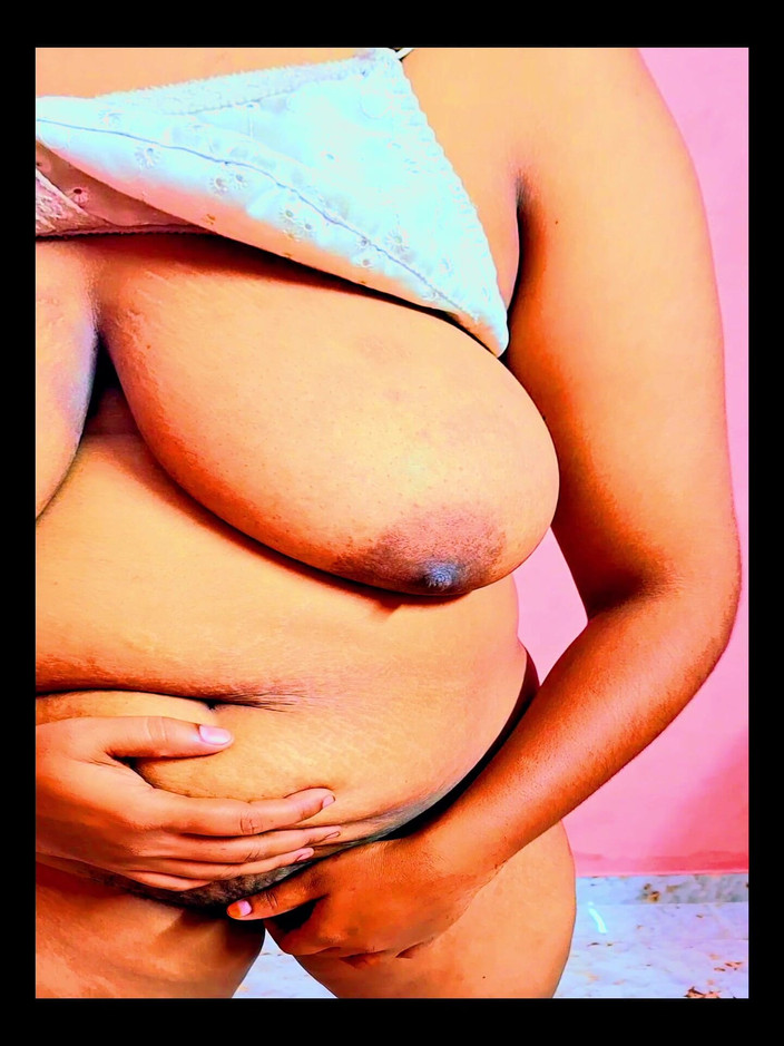 Nazmabd: Mostrando grandes tetas de 25 años y gran culo