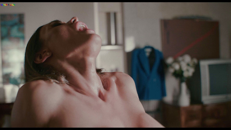 MixedX: La miLF lesbica Kitana usa la sua giovane sorellastra innocente...