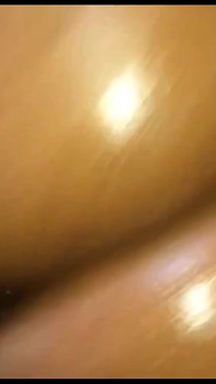 Moja macocha przyłapała mnie na masturbacji za pomocą bielizny, postanowiła dać mi anal
