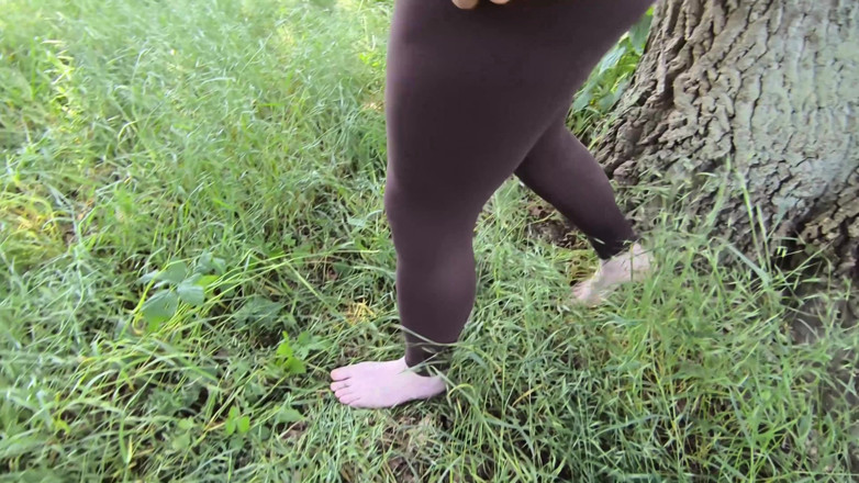 Bouncy Tits Action: Piersi dręczą przed drzewem
